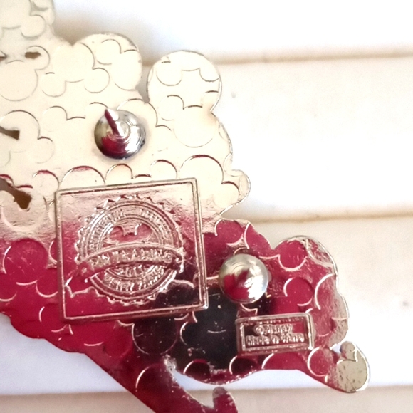 DISNEY MICKEY AND MINNIE FUN IN THE SNOW PIN - Picture 2 of 6